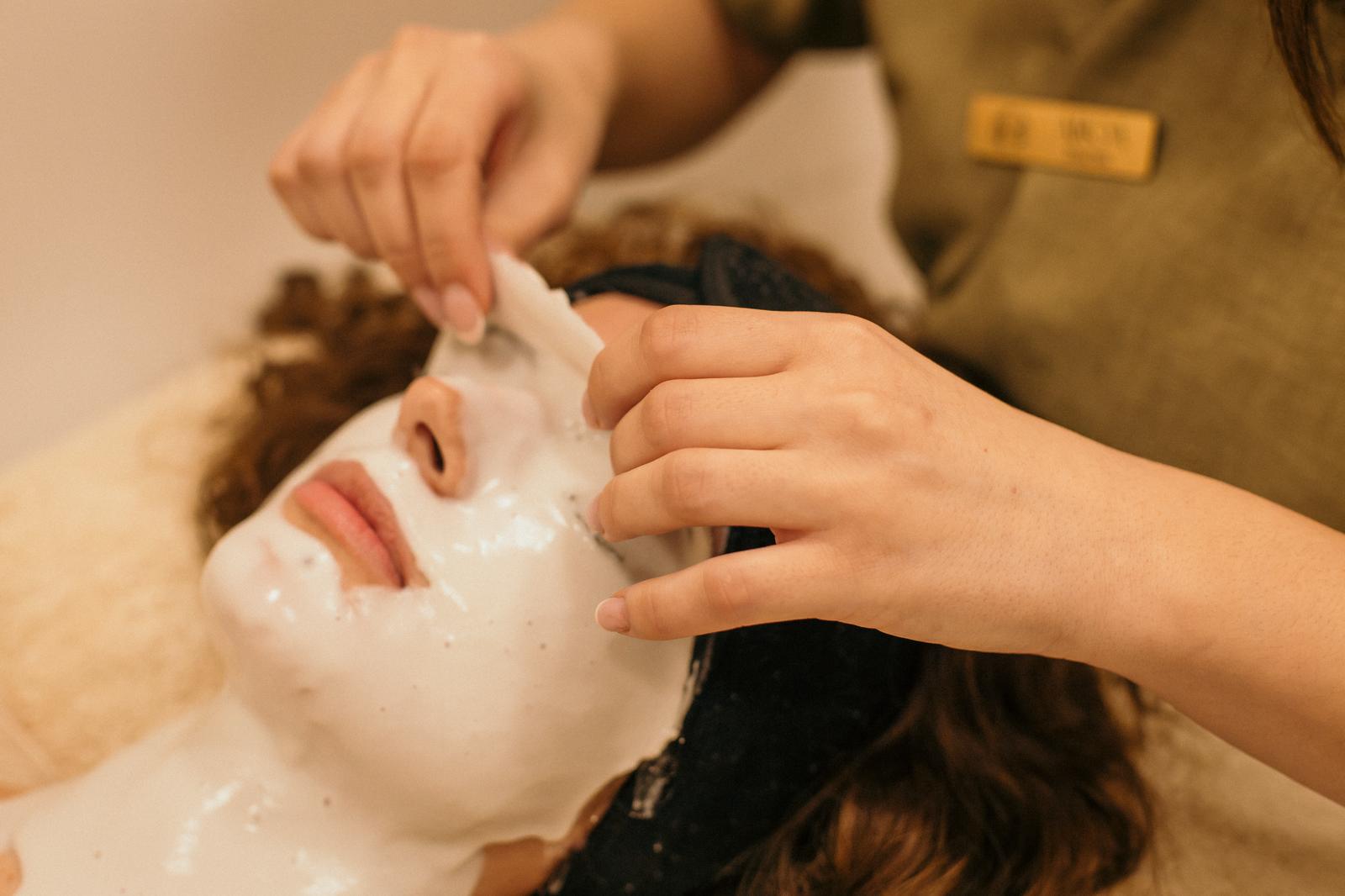 Tratamiento facial avanzado en Aroa Ania Estética Oviedo