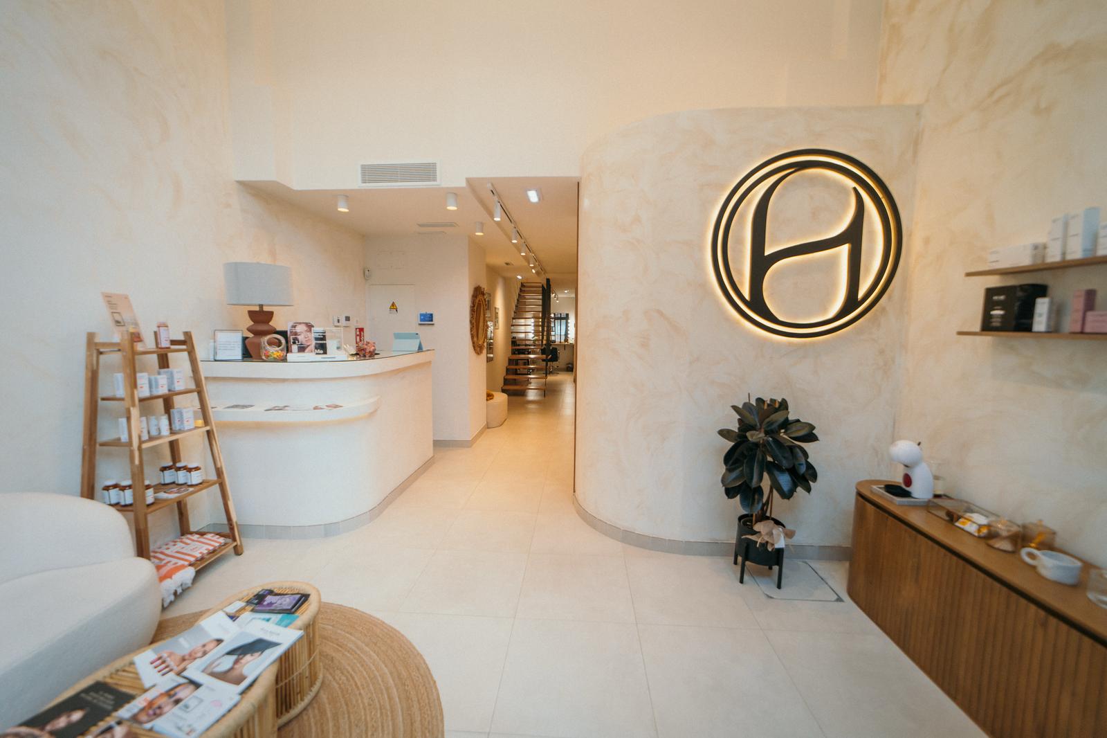 Recepción del centro Aroa Ania Estética Avanzada — C/ González Besada 27, Oviedo