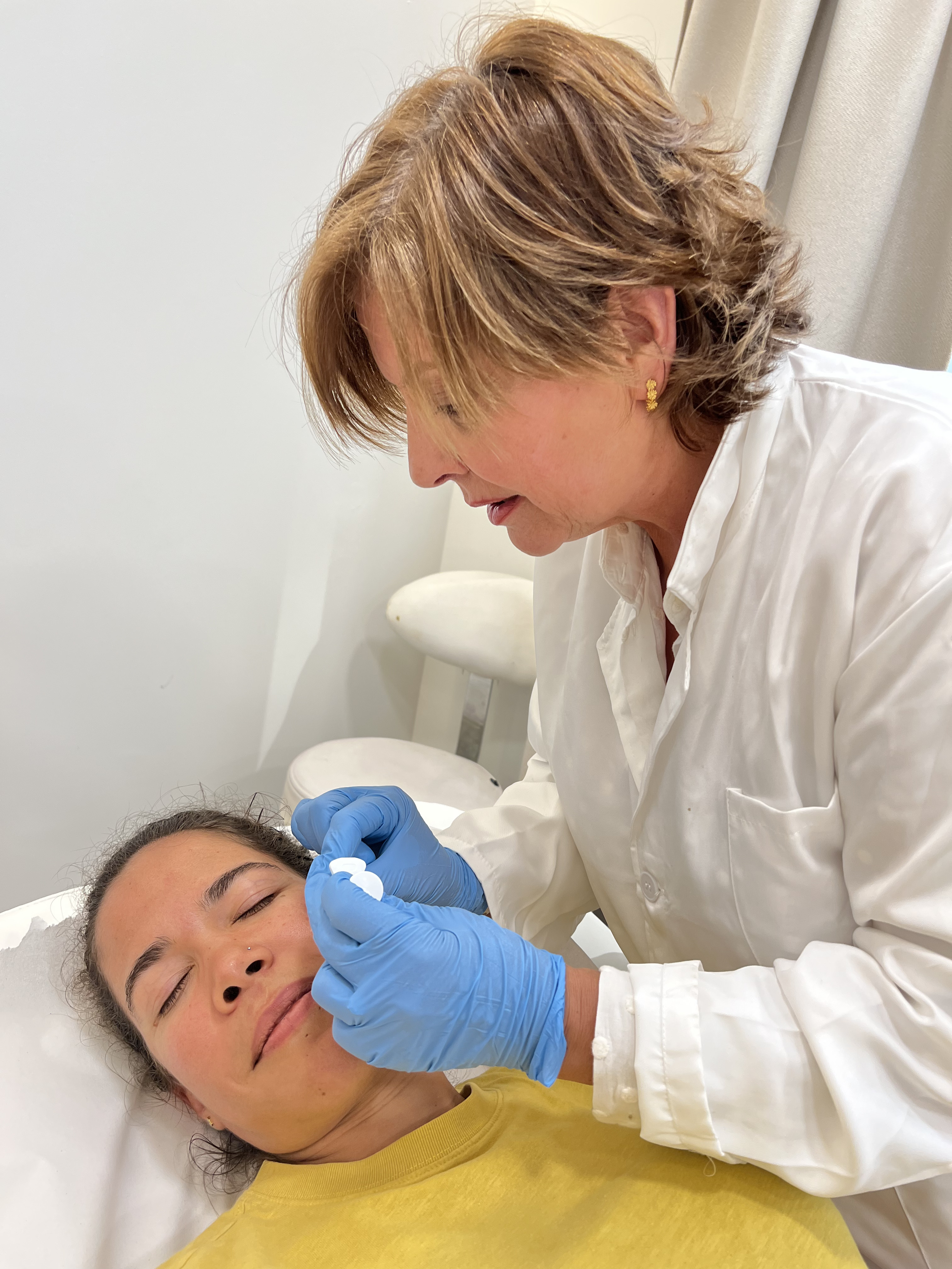 Dra. Cristina Reig realizando tratamiento de ácido hialurónico en Oviedo