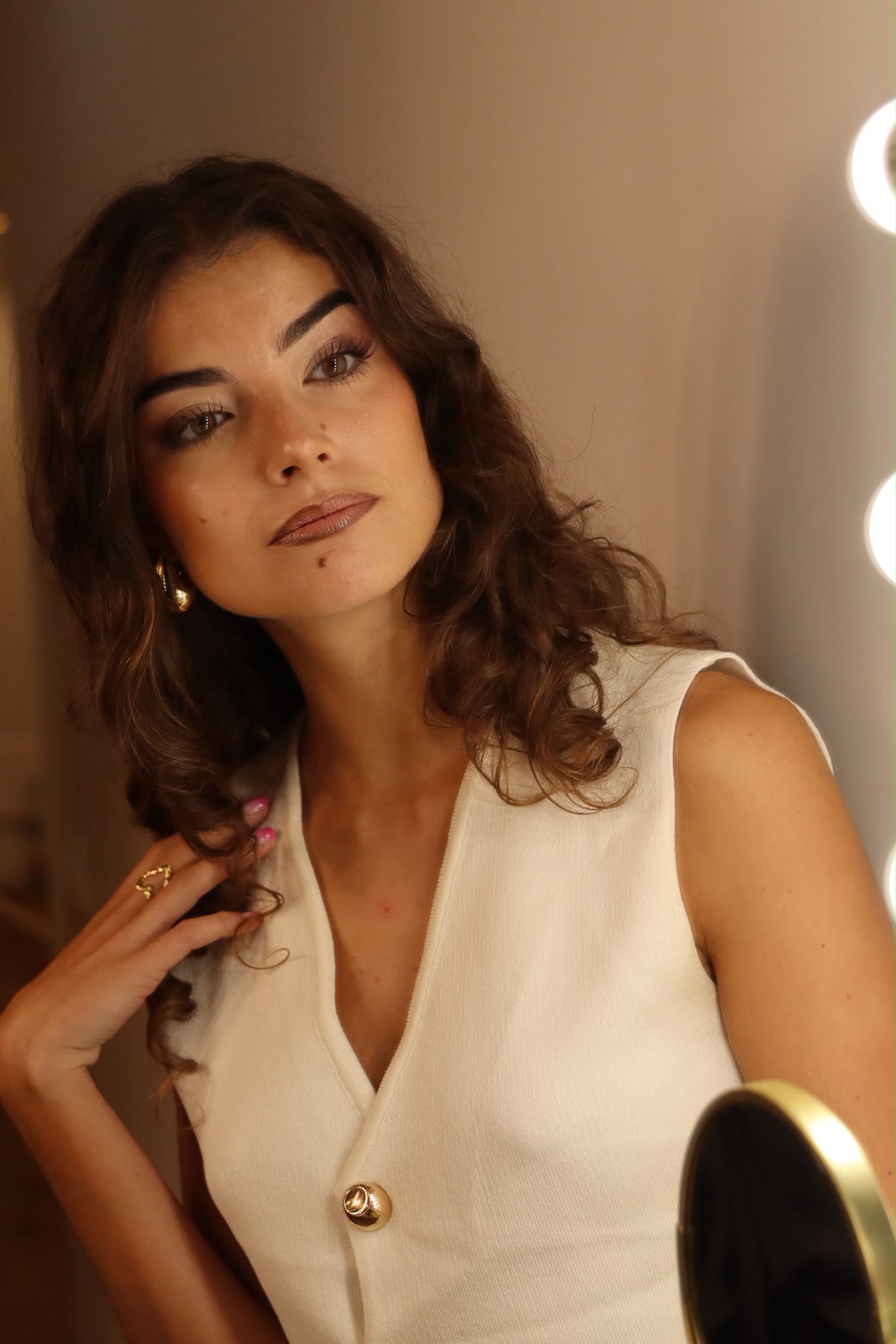 Retrato editorial con luz de tocador — Aroa Ania