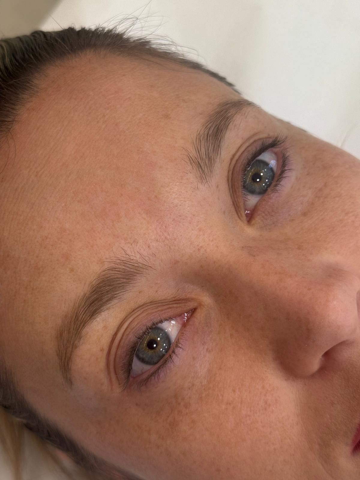 Cejas antes de micropigmentación en Aroa Ania Oviedo