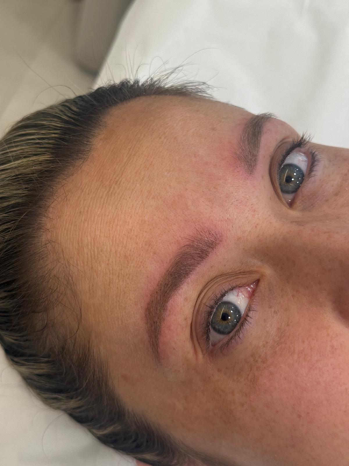 Cejas después de micropigmentación en Aroa Ania Oviedo